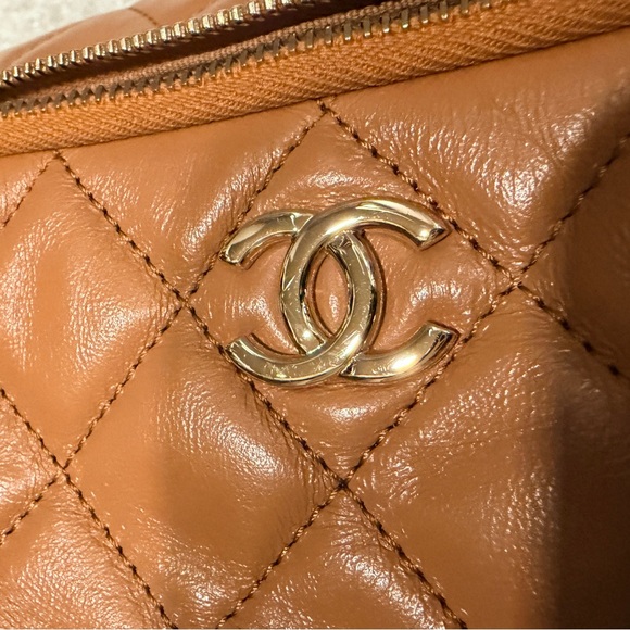 NEW CHANEL 24K Multi-Pocket Camera Bag in Caramel SZ Medium - Picture 10 of 13